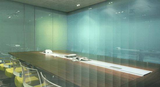 foto de sala de reuniao cercada por privacy glass esverdeado