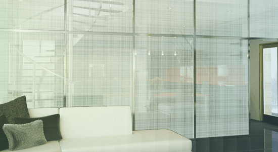 imagem de sala com parede de vidro decorativo xadrez